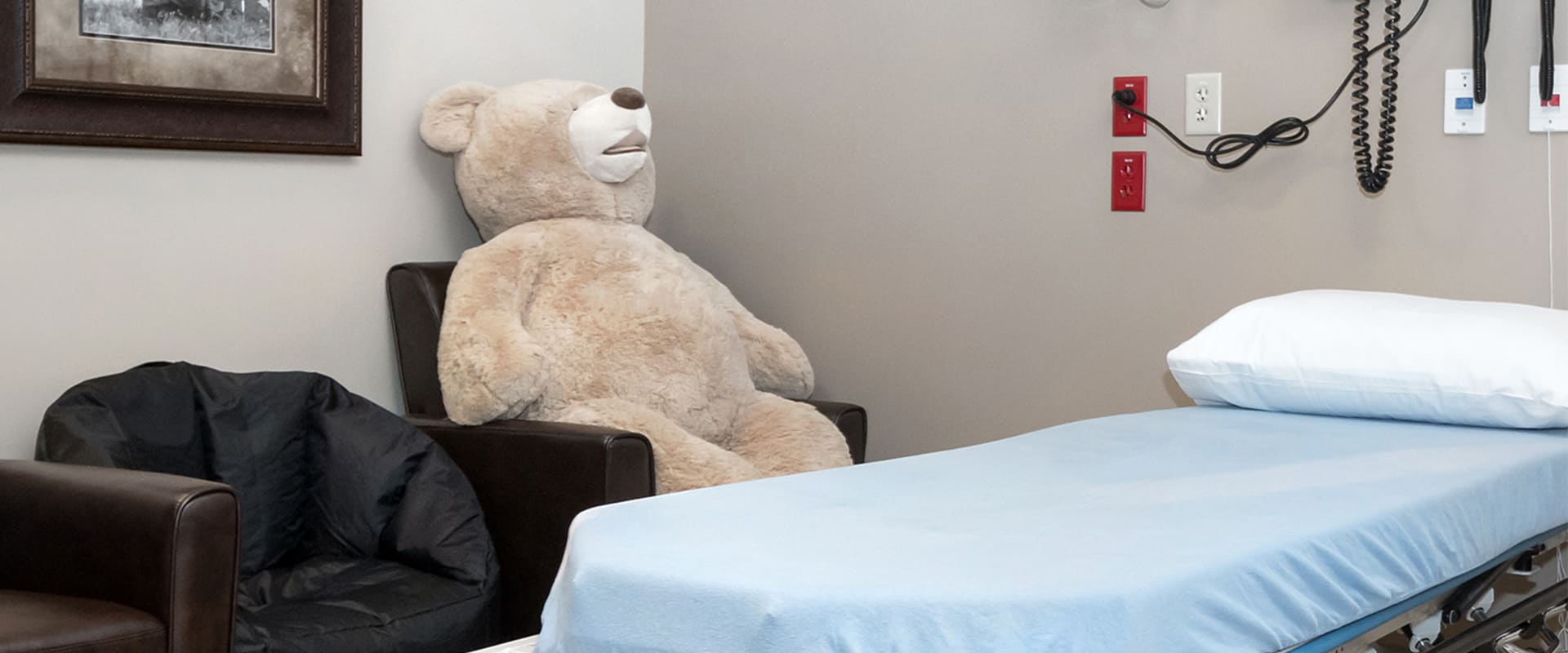 Comfortable pediatric ER room with large teddy bear at Pediatric ER in Abilene